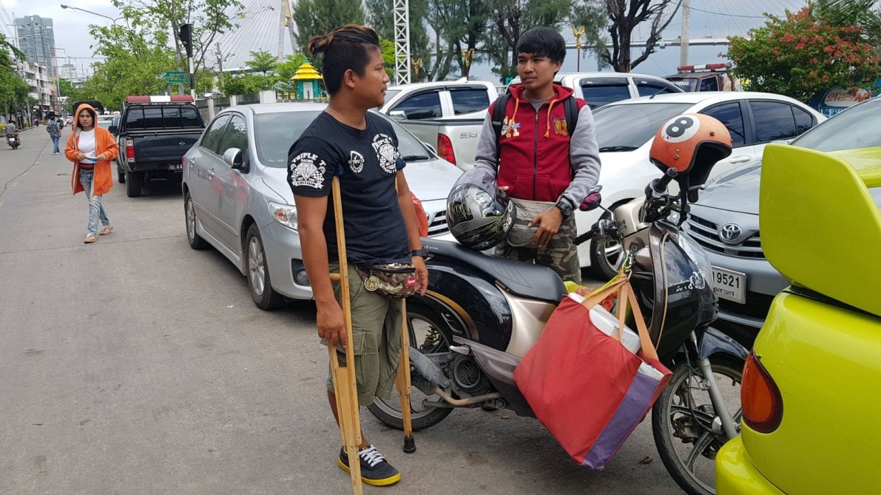 ชีวิตหนุ่มพิการขาขาด รับของมาขาย ยังถูกชายอ้างเป็น ตร.มาไถเงิน