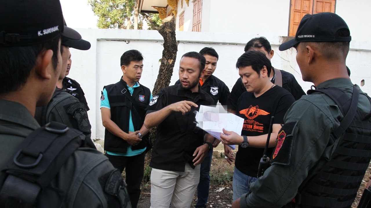 ตร.ท่องเที่ยวเชียงใหม่ ล้อมบ้านอดีตผู้ต้องขังคดียา สถานการณ์ตึงเครียด