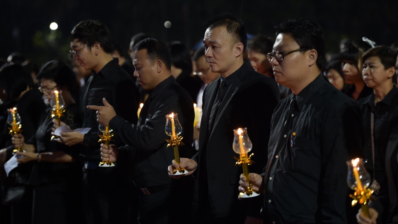 ม.ราชภัฏเพชรบุรี ร่วมจุดเทียน ถวายเป็นพระราชกุศลในหลวง รัชกาลที่ 9