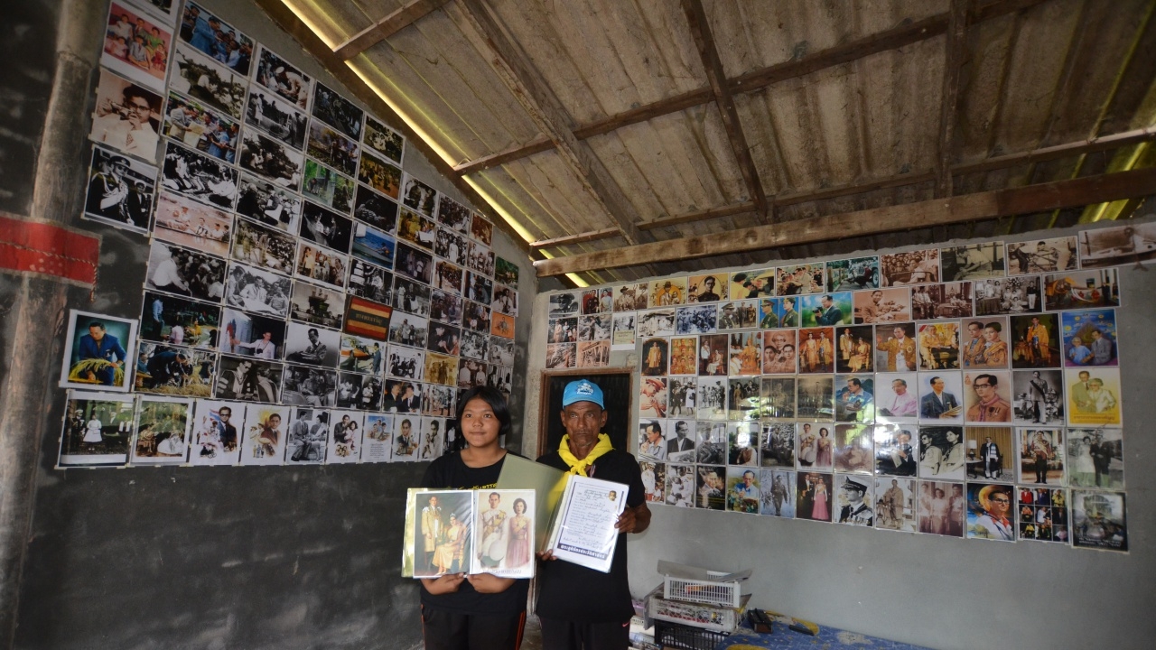 หนุ่มวินเมืองตรัง สะสมภาพในหลวง ร.9 นำธนบัตร ติดผนังบ้าน เปิดให้ชมฟรี