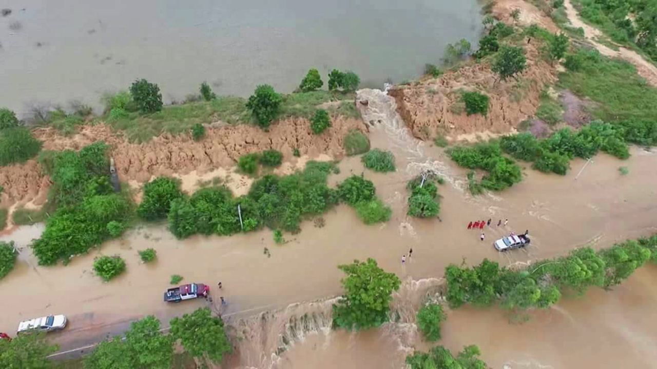 อ่างลพบุรีแตก มวลน้ำทะลักหมู่บ้าน