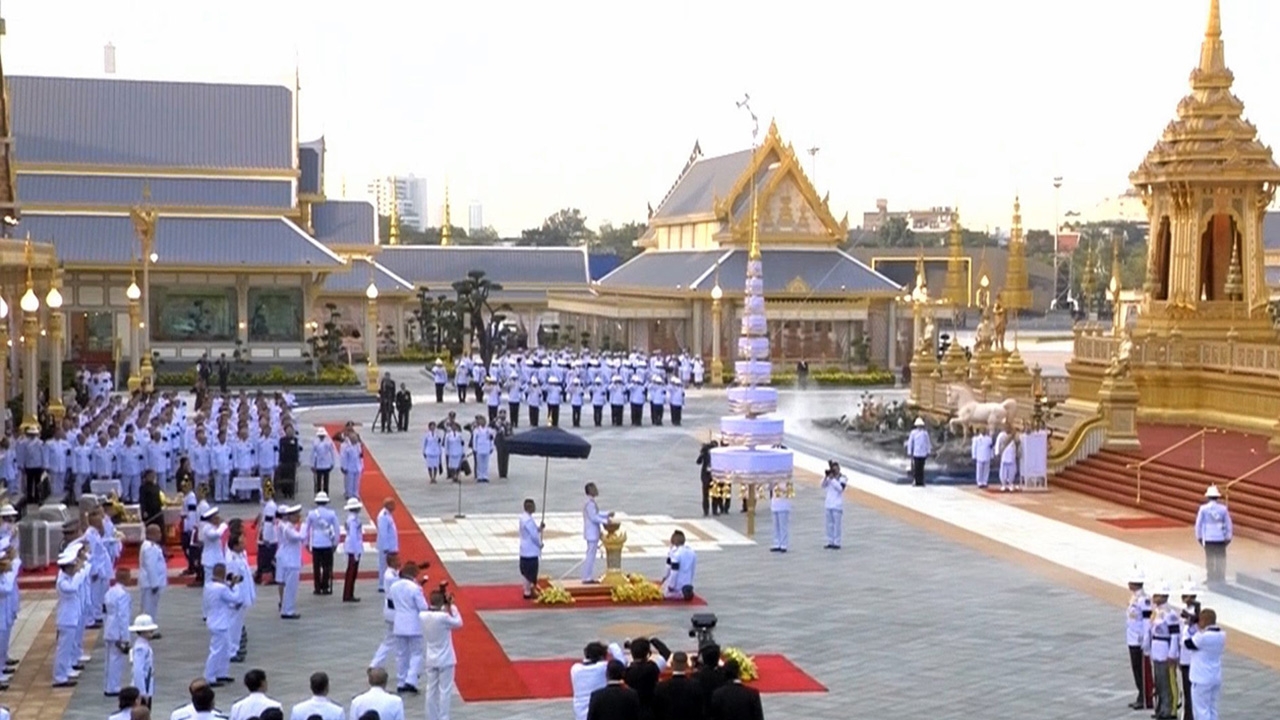 อัศจรรย์ฟ้าเปิด ร.10 เสด็จฯยกฉัตรพระเมรุมาศ ฝนหยุดตก-แดดทอแสงรำไร