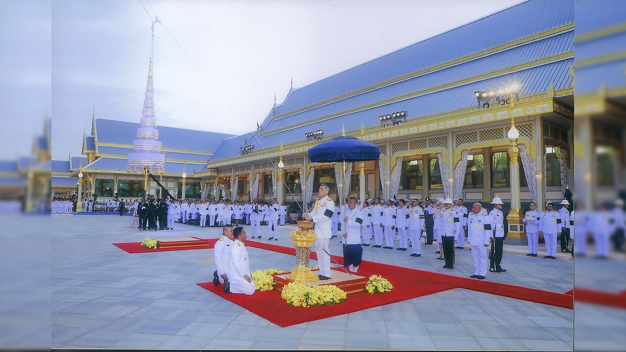สมเด็จพระเจ้าอยู่หัว เสด็จไปทรงยกนพปฎลมหาเศวตฉัตรยอดพระเมรุมาศ