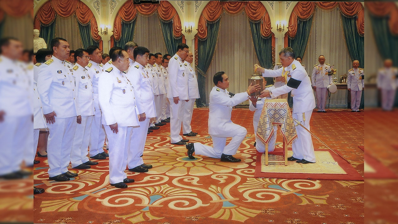 สมเด็จพระเจ้าอยู่หัว พระราชทานไฟหลวงพิธีถวายพระเพลิงพระบรมศพ ร.9