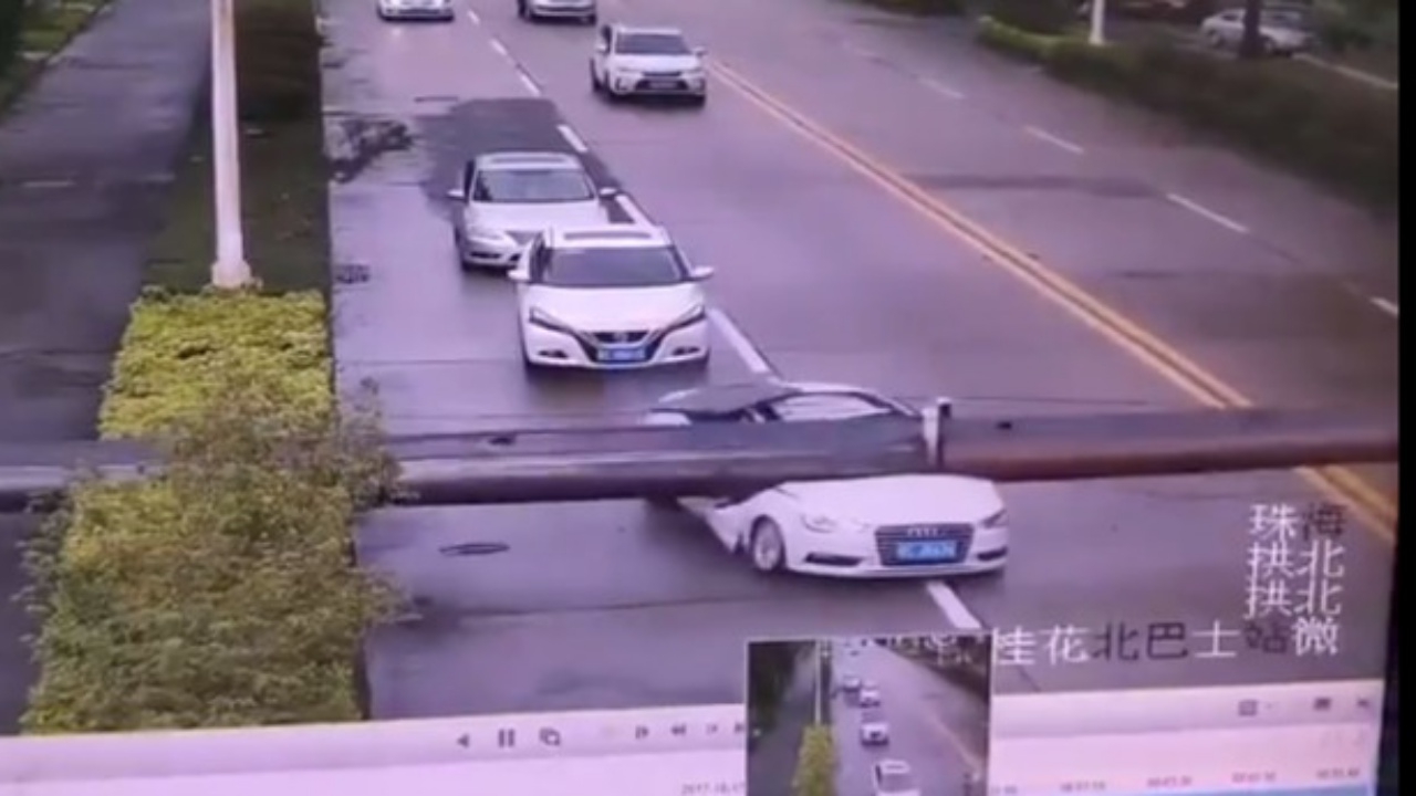 หนุ่มจีนหวิดดับ! ขับออดี้อยู่ดีๆ เครนตกจากฟ้าทับรถพังยับเยิน (คลิป)