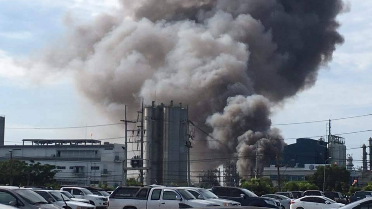 ระทึก! ไฟไหม้โรงงาน ที่ระยอง เร่งอพยพคนงานหนีตายกว่า 100 ชีวิต