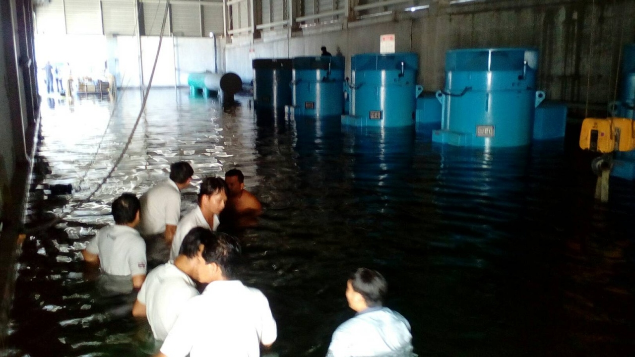 โรงประปาบางเลนท่อแตก 10 คนงานติดน้ำท่วมอยู่ชั้นใต้ดิน ช่วยได้ 9 ราย