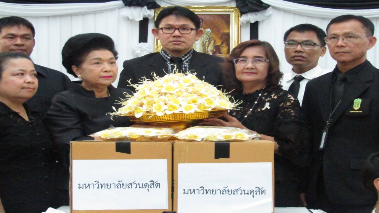 สวนดุสิต-เมเจอร์ส่งมอบดอกไม้จันทน์พระราชพิธีถวายพระเพลิงพระบรมศพ