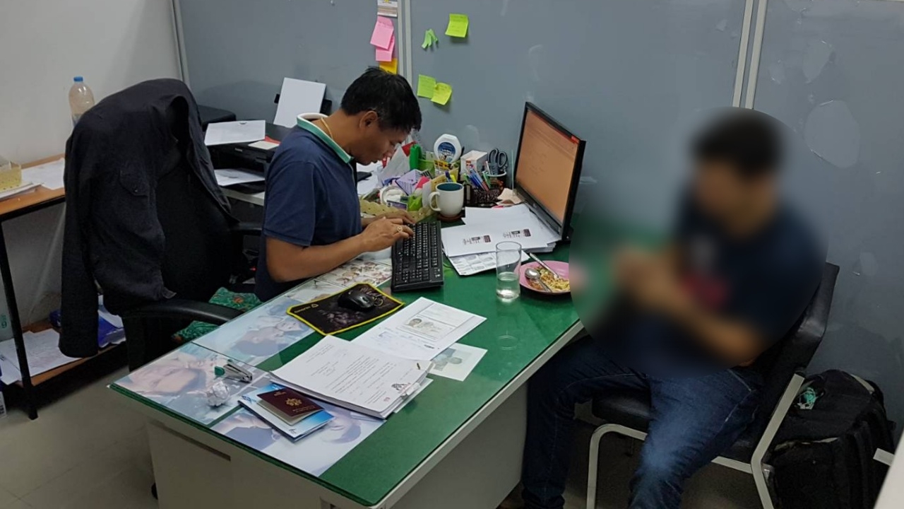 ตม.จับหนุ่มฝรั่งเศสแฮกเฟซบุ๊กอดีตแฟนสาว ลงรูปโป๊ประจาน ส่งตร.เชียงใหม่