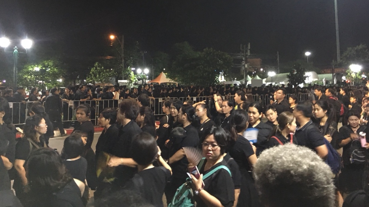 ปชช.แห่ต่อคิว แน่นจุดคัดกรอง เข้าชมซ้อมใหญ่ งานพระราชพิธีพระบรมศพ ร.9