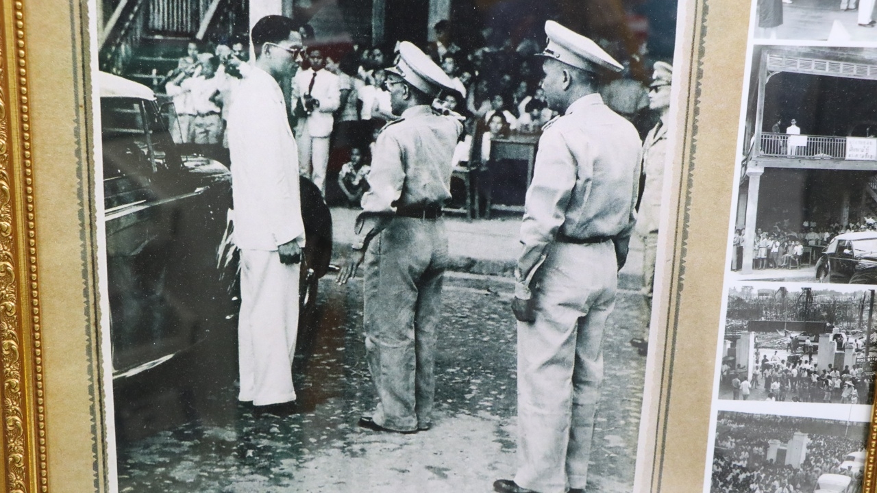 ร.9เสด็จฯทรงเยี่ยมราษฎรครั้งแรก หลังไฟไหม้ตลาดบ้านโป่ง ภาพที่มีทุกบ้าน 