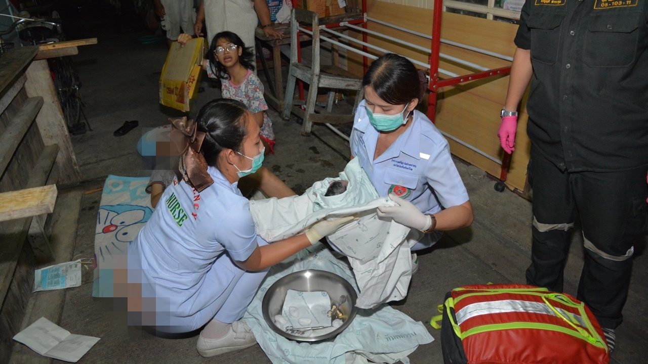 คุณแม่วัยใส เจ็บท้องทนไม่ไหว ศีรษะทารกไหล ออกจากช่องคลอด