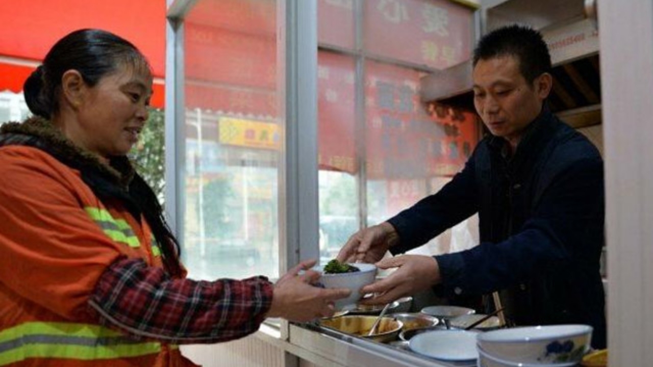 แจกกินฟรีแล้วกว่า 2หมื่นชาม! เจ้าของร้านก๋วยเตี๋ยวจีน ขอตอบแทนสังคม