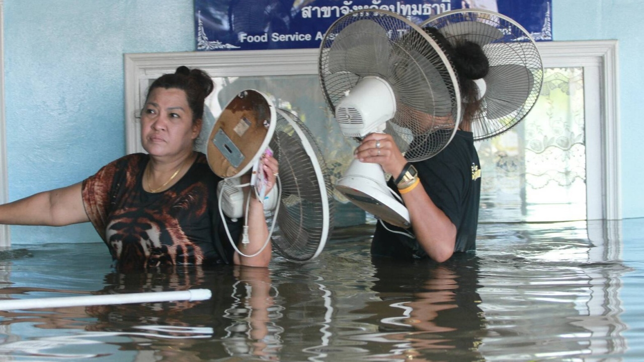 ปทุมฯ ยังอ่วม เจ้าพระยาเอ่อทะลักสูงขึ้น ชาวบ้านผวาปลิงควาย