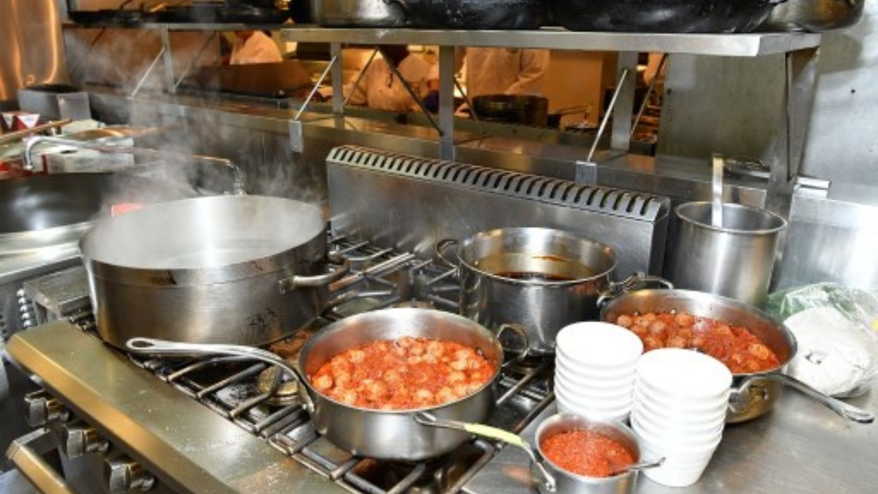 ตร.สเปนรวบนักท่องเที่ยวผู้ดี 800 ราย หลอกอาหารเป็นพิษ รับเงินชดเชย