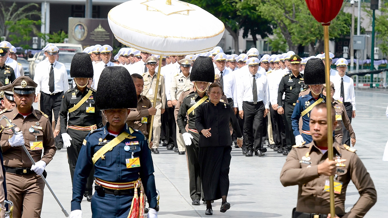 ปีติปลาบปลื้ม ริ้วขบวนพระเทพ-หัวใจพสกนิกรกราบพื้นถนน น้ำตาไหลนอง