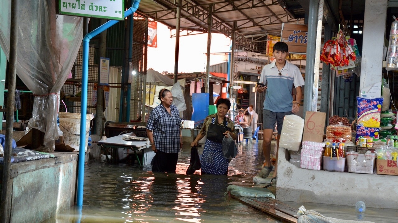 น้ำเจ้าพระยาสูงกว่า 2.50 เมตร ทะลักท่วมตลาดปากเกร็ดอย่างรวดเร็ว