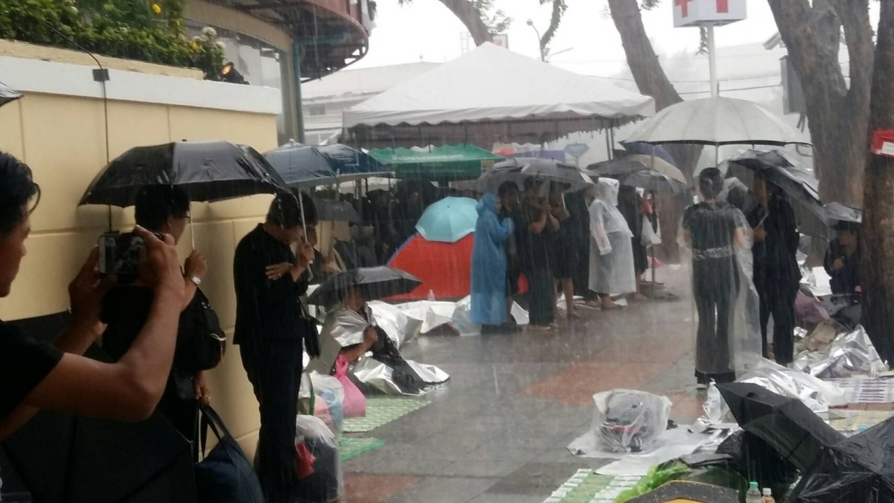 ฝนตกหนักไม่หวั่น คนไทยสุดอาลัย ปักหลักรอร่วมพิธีถวายพระเพลิงพระบรมศพ