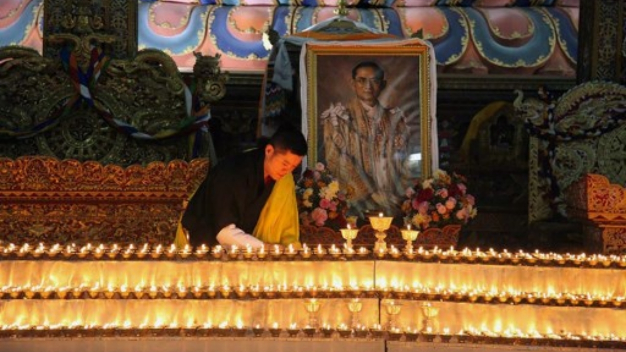 กษัตริย์จิกมี ทรงจัดพิธีสวดมนต์ถวายในหลวง ร.9 วันถวายพระเพลิงพระบรมศพ