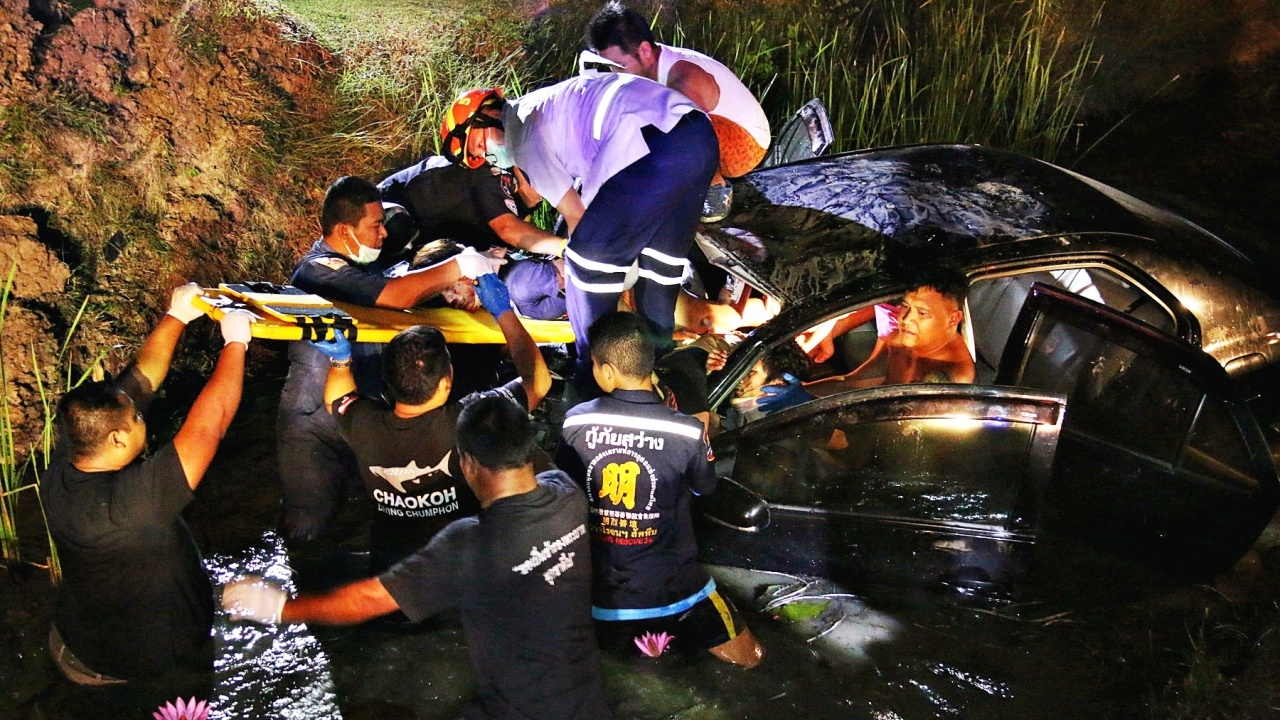 สาวขับเก๋งลงคูน้ำในค่ายทร.สัตหีบ ดับพร้อมเพื่อน2ศพ เจ็บ 3 ไม่ชำนาญทาง 