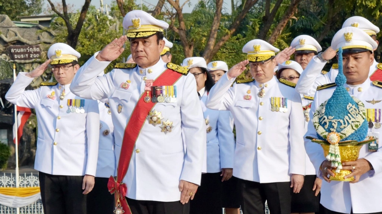 นายกฯ นำวางพานพุ่ม เพื่อรำลึก วันรัฐธรรมนูญไทย 