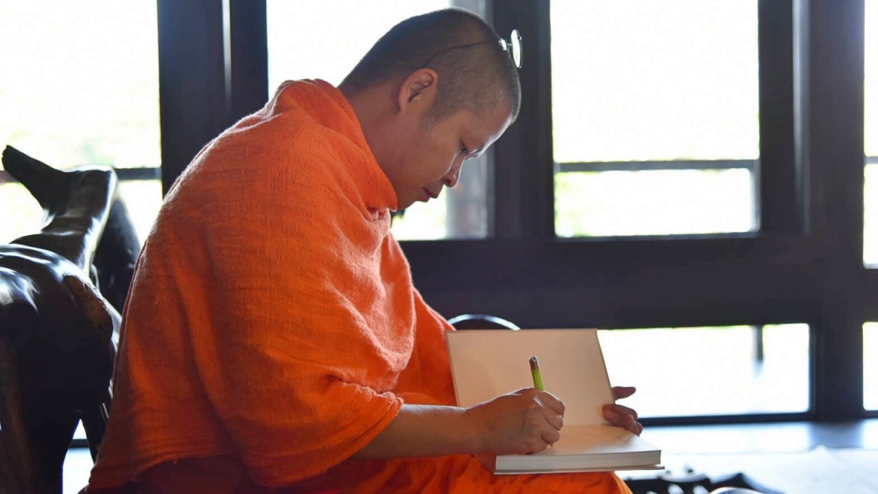 ท่าน ว.วชิรเมธี เขียนภาพให้คนประมูล หาเงินบริจาคช่วยตูนให้ครบพันล้าน