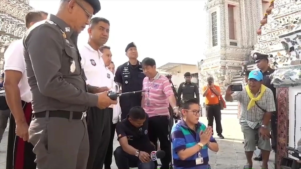 จับไกด์ปีนพระปรางค์วัดอรุณฯ นำขอขมา-ส่งฟ้องไม่ให้เอาเยี่ยงอย่าง
