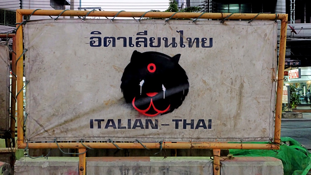 พ่นสีสเปรย์เสือดำร่ำไห้ ทับตราอิตาเลียนไทย จุดก่อสร้างรถไฟฟ้าสีเขียว