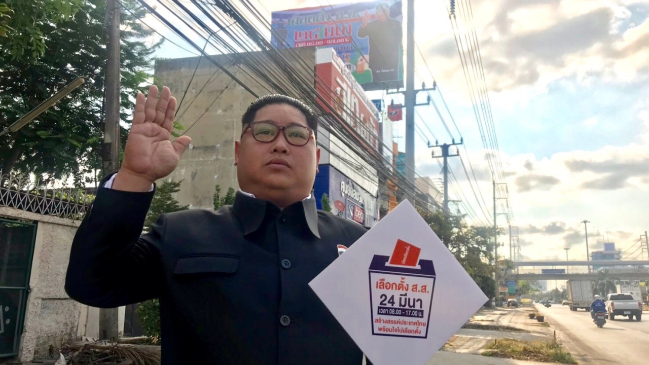 คิม ไทยแลนด์ ขึ้นป้ายคัตเอาต์ ชวนคนไทยไปใช้สิทธิ์เลือกตั้ง 24 มี.ค.