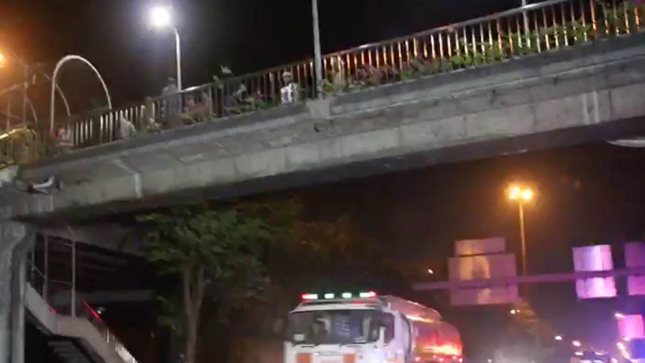 นึกว่ายืน ช็อกพบศพชายแขวนคอตายบนสะพานลอย ถ.เลียบด่วนรามอินทรา