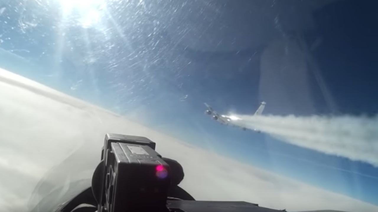 เปิดนาทีระทึก Su-27 รัสเซีย บึ่งสกัดบินสอดแนมสหรัฐฯ พ้นน่านฟ้า (คลิป)