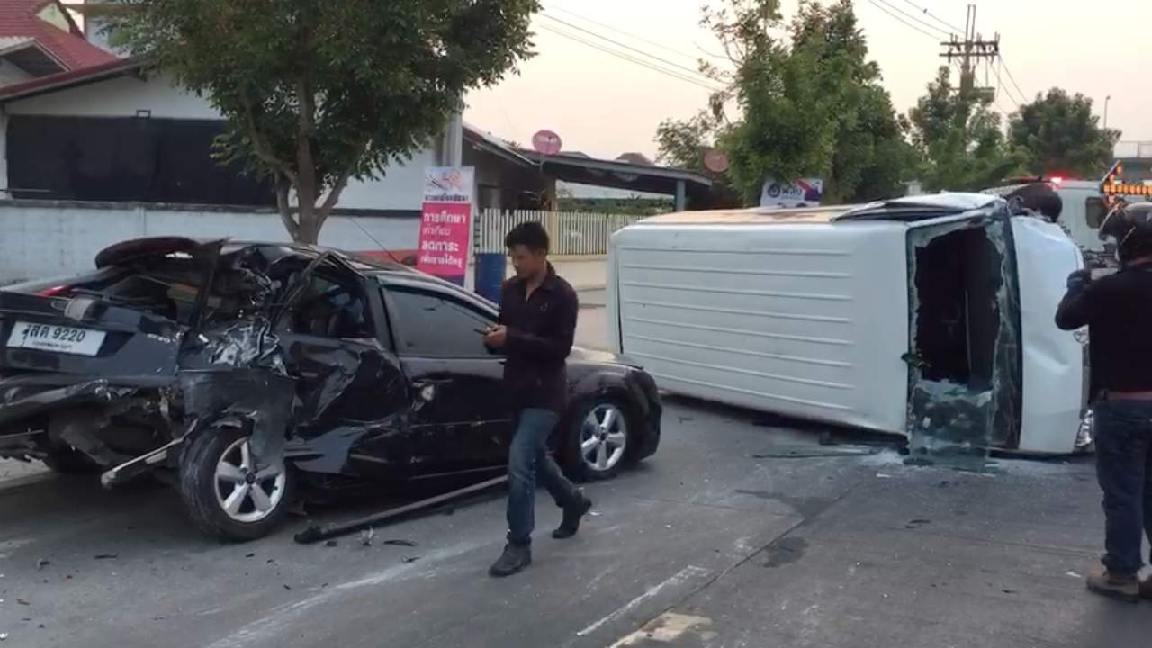 รถตู้พุ่งชนเก๋งก่อนพลิกคว่ำบนถนนเทพรักษ์ ย่านสายไหม โชคดีไร้เจ็บตาย