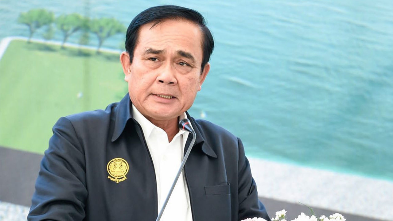"ห้อยพระอยู่แล้ว" "บิ๊กตู่" เย้ย คนแช่งให้บินตก