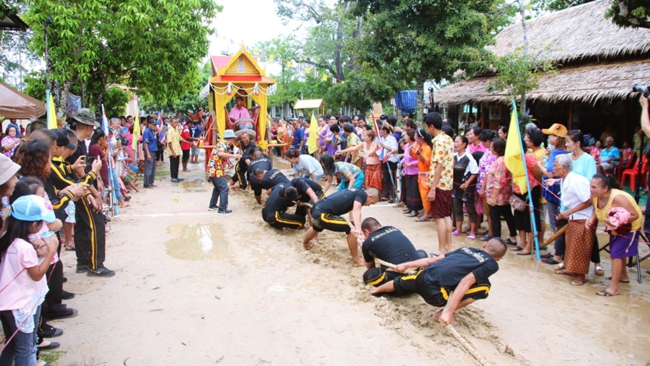 คึกคัก! แข่งขันชักเย่อเกวียนผ้าพระบาท มหาสงกรานต์ททท.ที่จันทบุรี