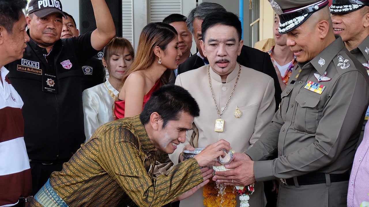 รดนํ้าขอพร