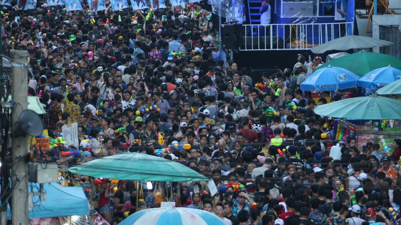 สงกรานต์ บนถนนข้าวสาร คึกคัก นทท.จีน แจ้งความ ถูกกรีดกระเป๋า