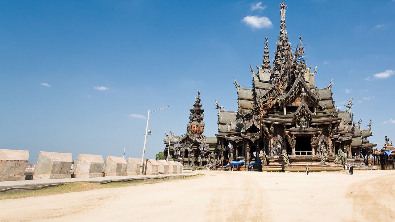นักท่องเที่ยวบ่นอุบ! ริมชายหาดพัทยาใกล้กับปราสาทสัจธรรม เต็มไปด้วยเศษขยะ