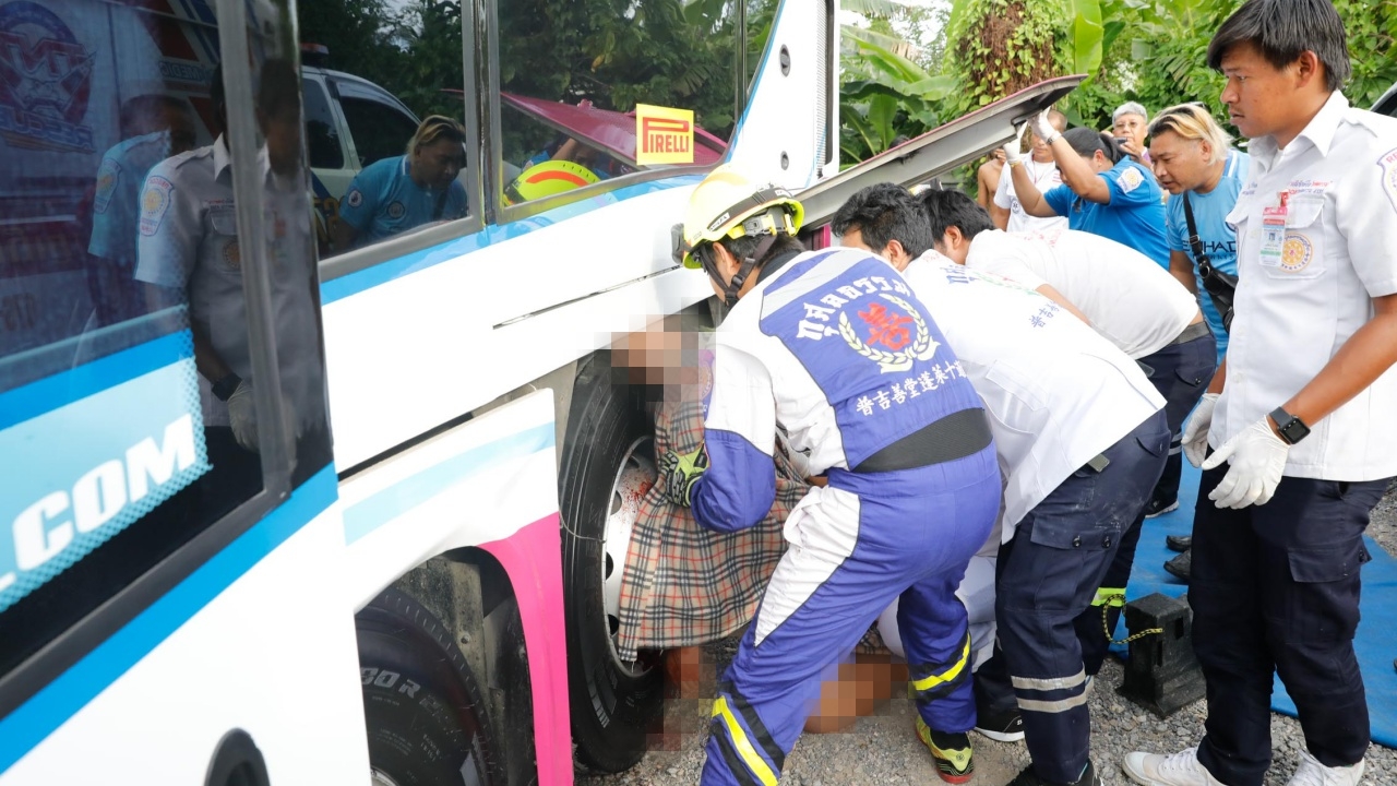 โชเฟอร์รถทัวร์ชะตาขาด มุดซุ้มล้อซ่อมสายหม้อลม ตัวรถร่วงทับหัวดับ