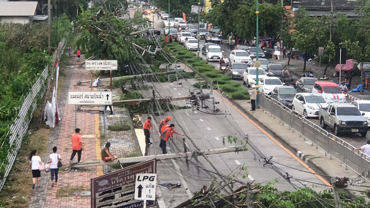 พายุถล่ม