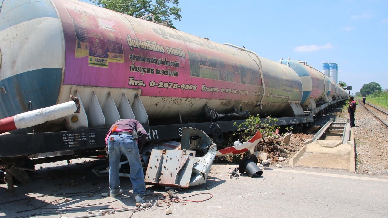 รถไฟบรรทุกปูนตกราง 2 โบกี้ ที่จุดตัดบึงพระพิษณุโลก ชนเครื่องกั้นพัง