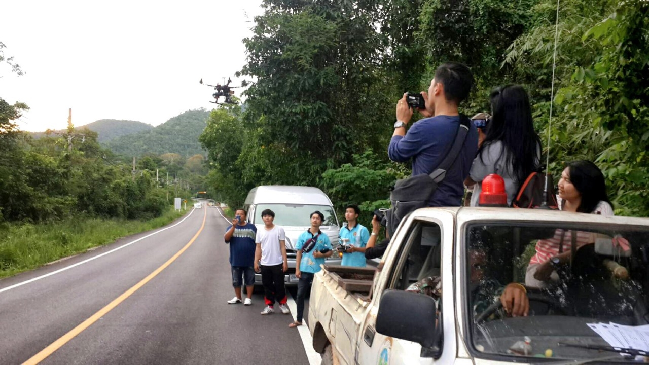 มรภ.เพชรบุรีทดสอบโดรนติดลำโพง ไล่ต้อนช้างป่าละอูกลับเข้าป่า