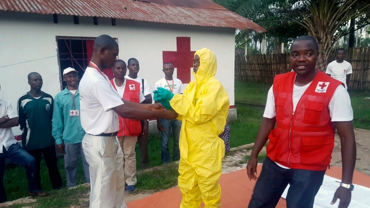 ญาติพา 3 คนไข้อีโบลาหนีจากโรงหมอเข้าโบสถ์ สุดท้ายตาย 2 ศพ