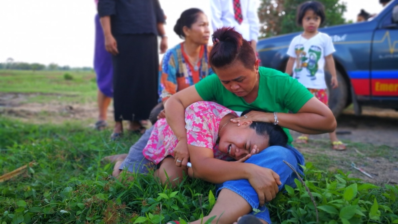 สุดสลด! พ่อแม่ร่ำไห้แทบขาดใจ นั่งกอดร่างลูกชาย จมน้ำหลังออกหาปลา