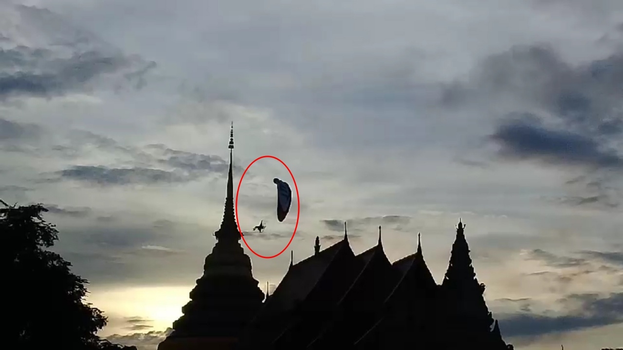 ชาวบ้านโห่ไล่! ฝรั่งบินพารามอเตอร์ เหนือองค์พระธาตุลำปางหลวง 