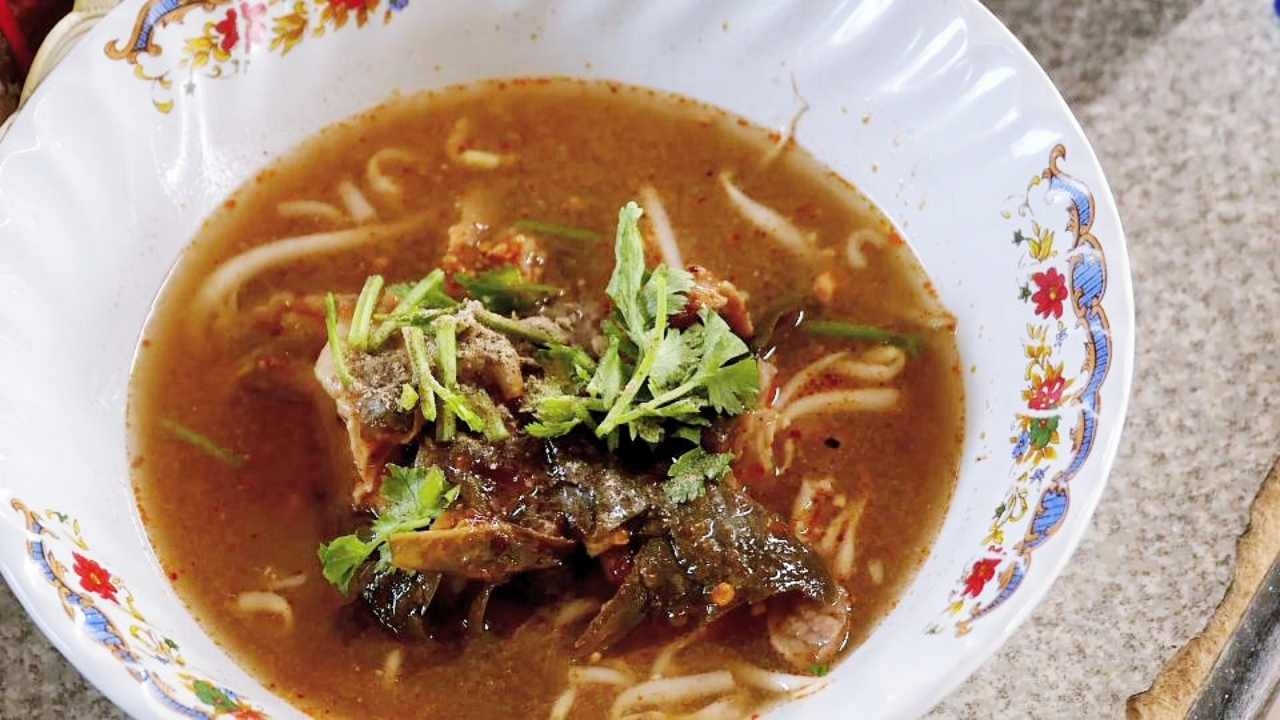 แปลก แต่อร่อย! พาเปิบ ก๋วยเตี๋ยวใบชะมวง-บะหมี่กะเพรา ที่ขลุง