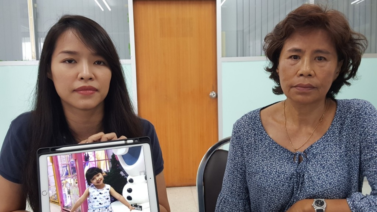 สาวนักบินผาดโผนคนแรกไทย แจ้งความจับ อดีตสามีอังกฤษ ลักลูกสาวหนี