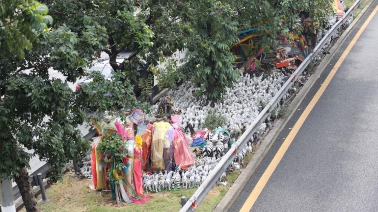 ขนหัวลุก! เผลอเตะของเซ่นไหว้ 'ศาลโค้ง100ศพ' พระทักมีวิญญาณตามติด