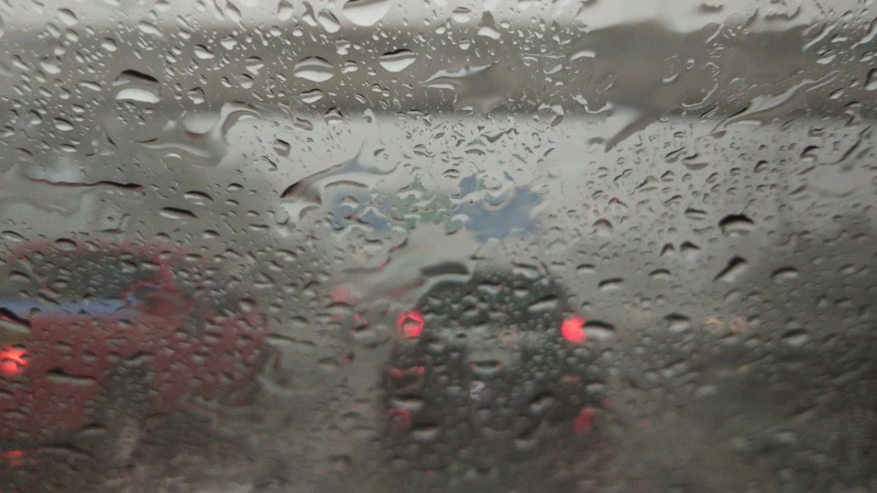 ฝนถล่ม กทม.แต่เช้า ทำจราจรติดขัด น้ำท่วมขังรอระบายหลายจุด