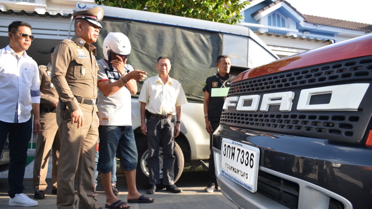 ตร.ปทุมธานี คุมตัว 1 ใน 7 แก๊งตำรวจปล้นทรัพย์ทำแผน