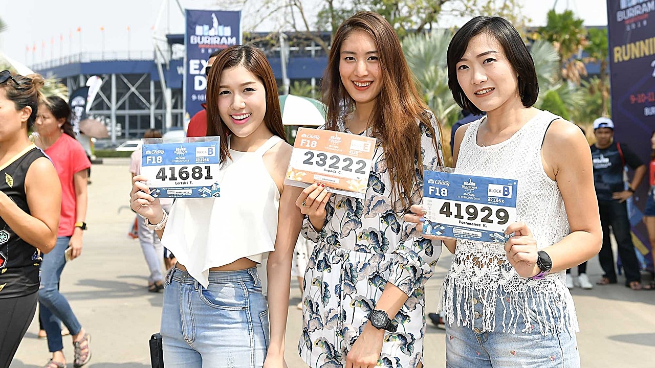นักวิ่งแห่รับ Bib "บุรีรัมย์ มาราธอน" ฝ่ายจัดพร้อมก่อนชิงชัย 11 ก.พ.
